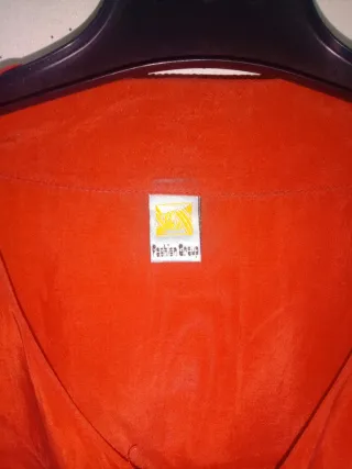 Camisa roja manga corta talla 44.