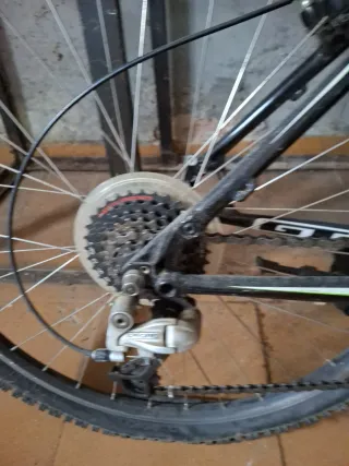 Bicicleta GT Montaña Negra y Verde