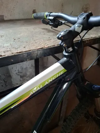 Bicicleta GT Montaña Negra y Verde
