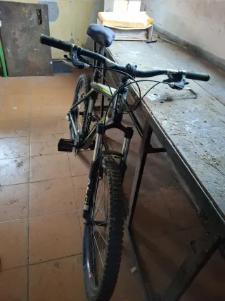 Bicicleta GT Montaña Negra y Verde