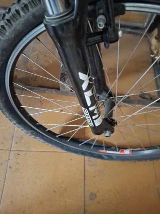 Bicicleta GT Montaña Negra y Verde