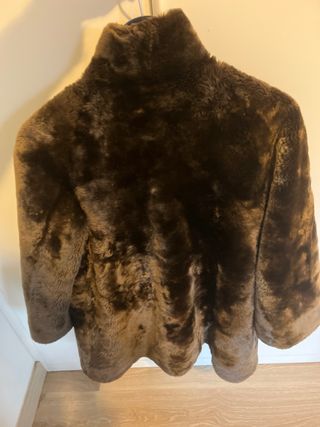 Abrigo piel sintética marrón