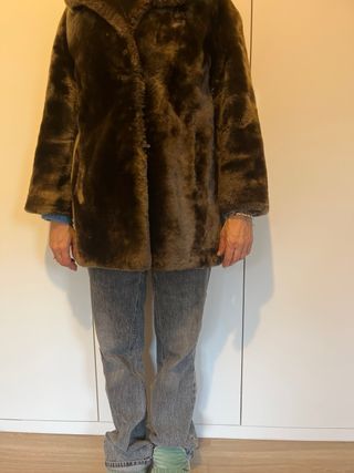 Abrigo piel sintética marrón