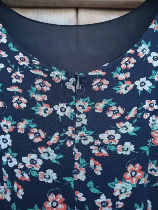 Vestido floral azul marino