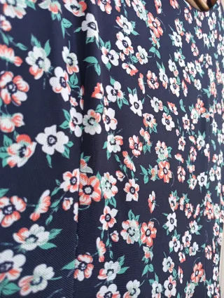 Vestido floral azul marino