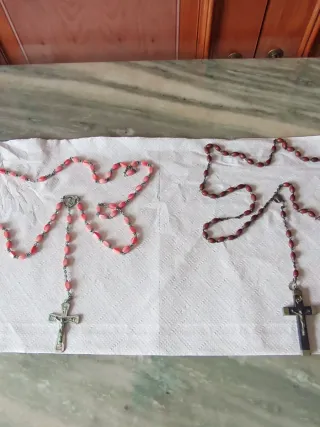 Antichi rosari di corallo e legno