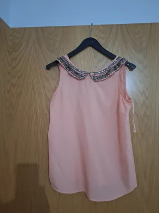 Camisa rosa con cuello plateado