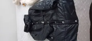 Chaqueta negra acolchada