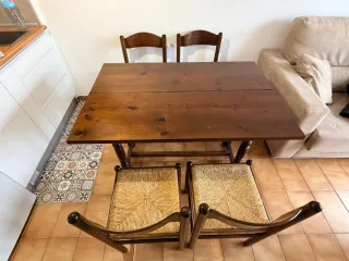 Mesa de madera con 4 sillas