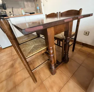 Mesa de madera con 4 sillas