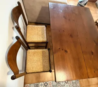Mesa de madera con 4 sillas