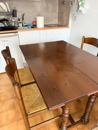 Mesa de madera con 4 sillas