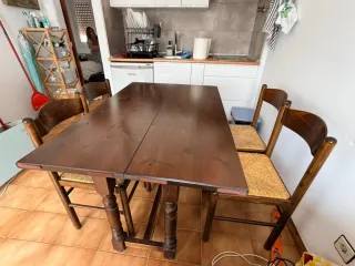 Mesa de madera con 4 sillas