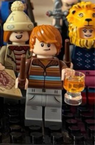 Lego Ron Weasley con vaso y varita