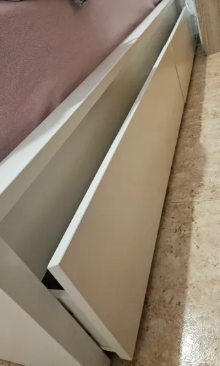 Base de cama blanca con cajones