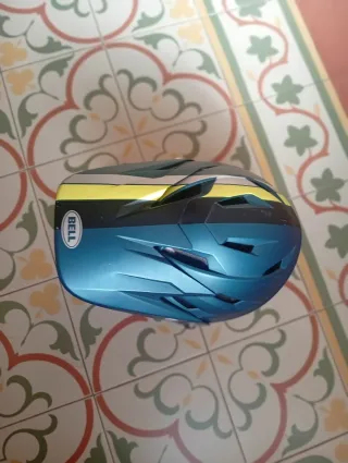 Casco integral azul y amarillo