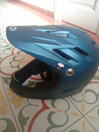 Casco integral azul y amarillo