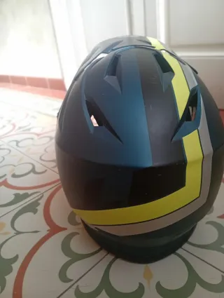 Casco integral azul y amarillo