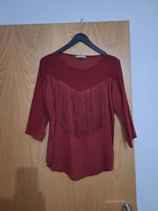 Camisa roja con flecos