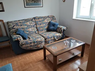 Sofá y mesa de centro salón más mueble y 2 sillas.