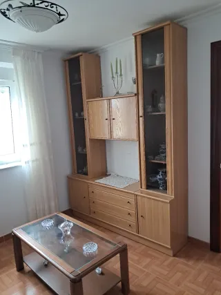 Sofá y mesa de centro salón más mueble y 2 sillas.