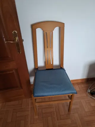 Sofá y mesa de centro salón más mueble y 2 sillas.