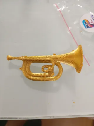 Figura 3D miniatura corneta dorada
