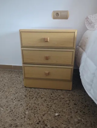 Mesita de noche de madera y plástico