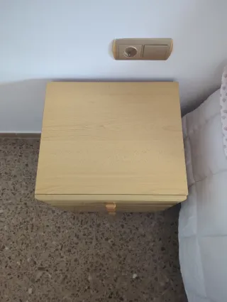 Mesita de noche de madera y plástico