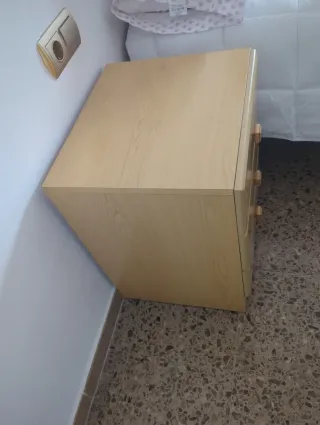 Mesita de noche de madera y plástico