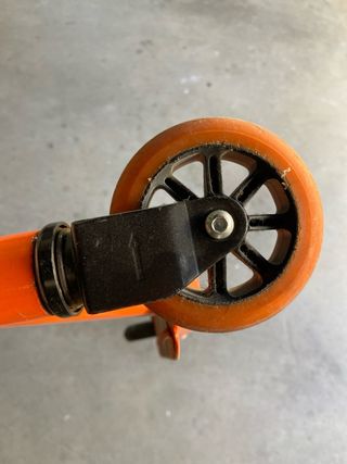 Patinete naranja con ruedas