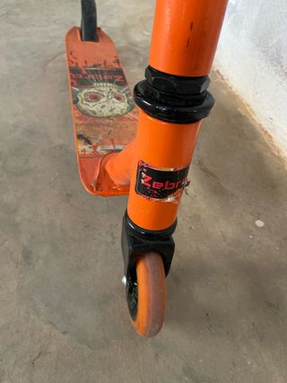 Patinete naranja con ruedas