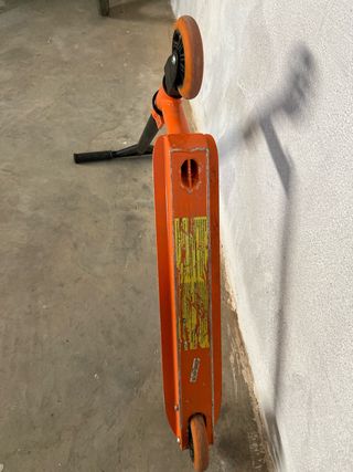 Patinete naranja con ruedas