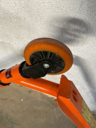 Patinete naranja con ruedas