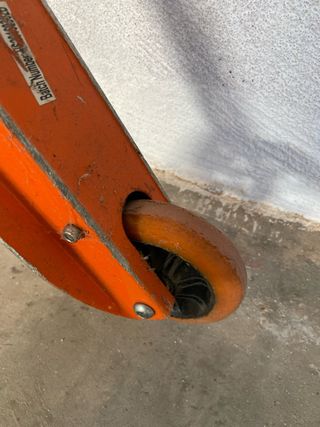 Patinete naranja con ruedas