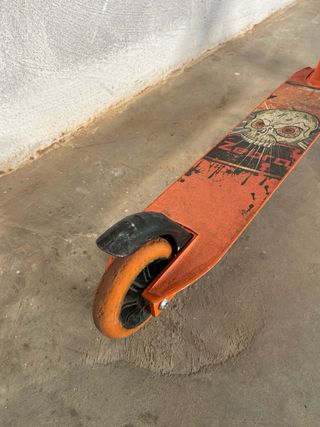 Patinete naranja con ruedas
