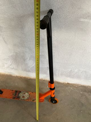 Patinete naranja con ruedas