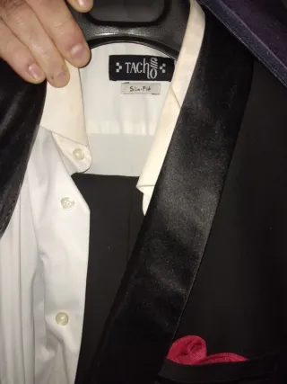 Esmoquin Negro con Pañuelo Rosa