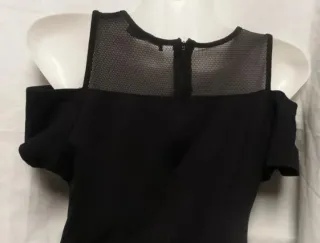 Vestido negro con pedrería y escote ilusión