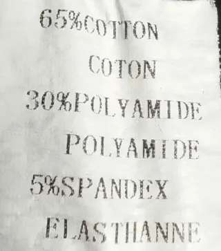 Vestido negro con pedrería y escote ilusión