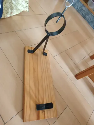 Jamonero de madera con soporte metálico