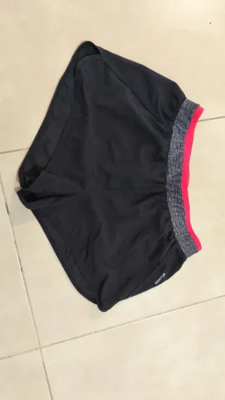 Shorts deportivos Domyos negros y rosas