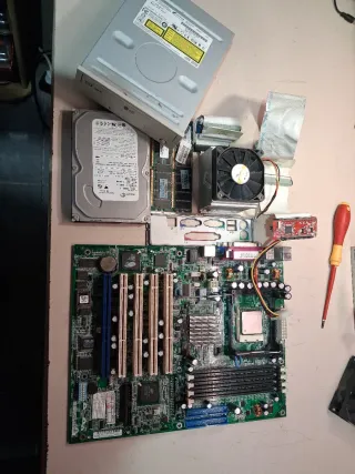 Lector DVD y piezas de servidor Pentium 4