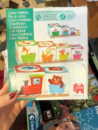 Cubos apilables de colores