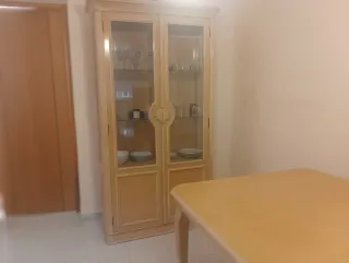 Conj.comedor: mesa extensible,aparador y vitrina.