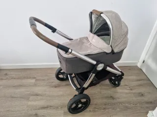 Carrito de bebé con capazo y accesorios