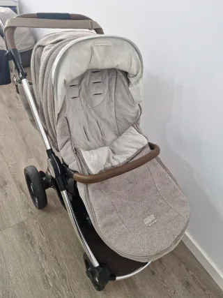 Carrito de bebé con capazo y accesorios