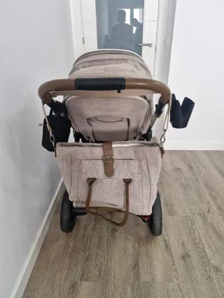 Carrito de bebé con capazo y accesorios