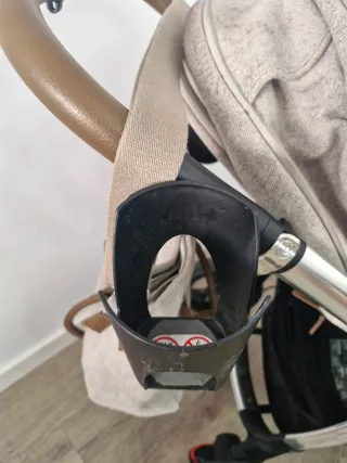 Carrito de bebé con capazo y accesorios