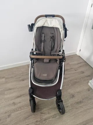 Carrito de bebé con capazo y accesorios